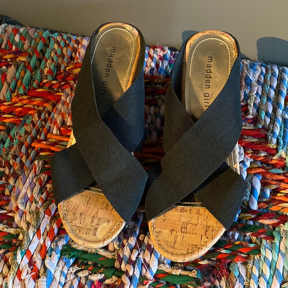 Madden Girl wedge! Size 8